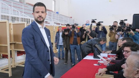 ОПТИМИЗАМ БЕЗ ПОКРИЋА: Ђукановић најављује десант на Црну Гору, Милатовић каже да ће проћи као бос по трњу ОПТИМИЗАМ БЕЗ ПОКРИЋА: Ђукановић најављује десант на Црну Гору, Милатовић каже да ће проћи као бос по трњу