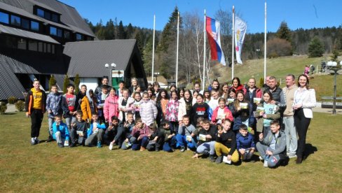 ĐACI NA TARI: Mališani sa Kosova i Metohije u odmaralištu Mitrovac ĐACI NA TARI: Mališani sa Kosova i Metohije u odmaralištu Mitrovac
