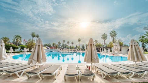 LUKSUZ ZA PORODICE SA DVOJE DECE: Peščana plaža, neponovljiva usluga i nezaboravni spa trenuci u Beleku LUKSUZ ZA PORODICE SA DVOJE DECE: Peščana plaža, neponovljiva usluga i nezaboravni spa trenuci u Beleku
