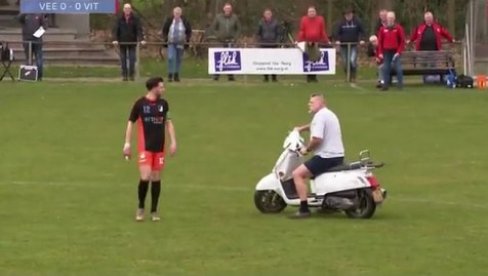 A, DE JE MOJ MOPED?!: Navijač uleteo skuterom na stadion, evo zbog čega je prekinuo meč A, DE JE MOJ MOPED?!: Navijač uleteo skuterom na stadion, evo zbog čega je prekinuo meč