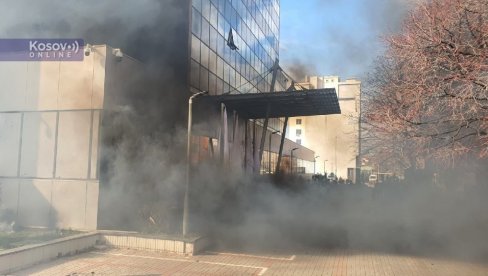 HAOS NA ULICAMA PRIŠTINE: Traže da Kurti odmah podnese ostavku - građani skidaju zastave lažne države (VIDEO) HAOS NA ULICAMA PRIŠTINE: Traže da Kurti odmah podnese ostavku - građani skidaju zastave lažne države (VIDEO)