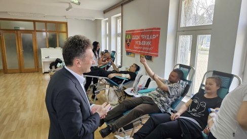 OBEZBEĐUJU ZALIHE: Akcija dobrovoljnog davalaštva krvi u Ugljeviku, dragocenu tečnost dalo više od 150 ljudi OBEZBEĐUJU ZALIHE: Akcija dobrovoljnog davalaštva krvi u Ugljeviku, dragocenu tečnost dalo više od 150 ljudi