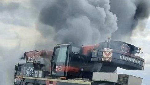UŽASAVAJUĆA SCENA KOD ŠIMANOVACA: Moćna mašina od 300.000 evra gori nasred puta (VIDEO) UŽASAVAJUĆA SCENA KOD ŠIMANOVACA: Moćna mašina od 300.000 evra gori nasred puta (VIDEO)