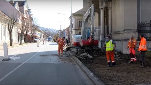 ПОЧЕЛО УРЕЂЕЊЕ УЛИЦЕ ВУКА КАРАЏИЋА У ВРШЦУ: Због реконструкције тротоара саобраћај једном коловозном траком ПОЧЕЛО УРЕЂЕЊЕ УЛИЦЕ ВУКА КАРАЏИЋА У ВРШЦУ: Због реконструкције тротоара саобраћај једном коловозном траком