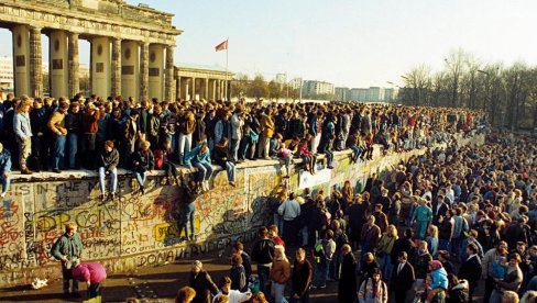 RUŠENJE BERLINSKOG ZIDA - POČETAK KRAJA JUGOSLAVIJE I SSSR: Postojanje SFRJ bilo je oročeno do završetka Hladnog rata