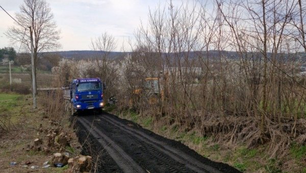 НАСИПАЊЕ УЛИЦЕ КНЕЗА МИХАИЛА У СОПОТУ: Путари завршавају важан правац