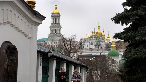 ВЕРНИЦИ ПОНОВО БРАНИЛИ МАНАСТИР: Од среде ограничен приступ Кијевској лаври