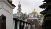 VERNICI SE OKUPLJAJU U KIJEVSKOJ LAVRI: Liturgiju služi mitropolit Onufrije (VIDEO)