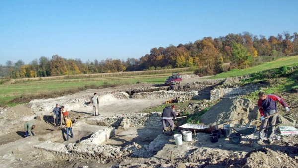 КАКО СУ И РИМЉАНИ ЈУРИЛИ НАШОМ ИБАРСКОМ МАГИСТРАЛОМ: Недељене Новости са археолозима у Ћелијама