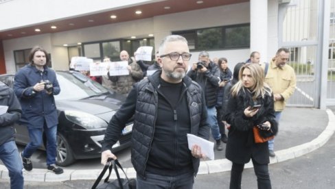 UVIĐAJ POSLE NAPADA BLOKADERA: Dragan J. Vučićević sve vreme sa policijom UVIĐAJ POSLE NAPADA BLOKADERA: Dragan J. Vučićević sve vreme sa policijom