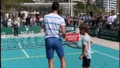 NOLETOV SIN MNOGO VOLI TENIS: Đoković dao reket Stefanu koji je pokazao šta ume (VIDEO)