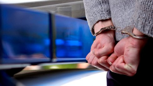 ПРОВАЉИВАО У ПРОДАВНИЦЕ И ПАРФИМЕРИЈЕ: Новосадска полиција ухапсила М. Б. (22) осумњиченог за 15 тешких крађа