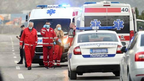 VOZILO SE OD UDARA PREVRNULO, PREDNJI DEO SMRSKAN: Prve slike sa mesta nesreće u Beogradu (FOTO)