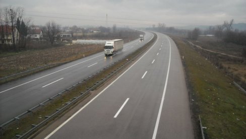 PREVRNUO SE KAMION KOD PREDEJANA: Saobraćajna nesreća na auto-putu, povređen vozač