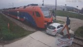 НЕСРЕЋА КОД ЧАЧКА: Воз ударио аутомобил на пружном прелазу, повређена два мушкарца