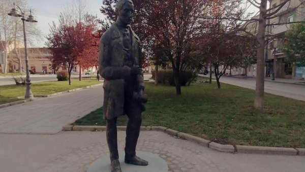 ДОБАР ДАН, ГОСПОДИНЕ СТЕРИЈА: Споменик славном књижевнику враћен у Руски парк у Вршцу (ФОТО)