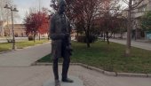 DOBAR DAN, GOSPODINE STERIJA: Spomenik slavnom književniku vraćen u Ruski park u Vršcu (FOTO)