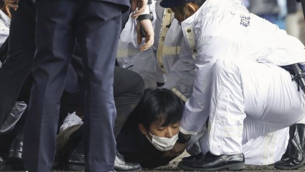 ПОГЛЕДАЈТЕ - ХАОС У ЈАПАНУ: Чуо се велики прасак - Евакуисан премијер Кишида, ухапшен нападач (ФОТО)