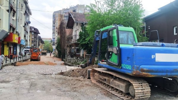 РАДОВИ У ПРОМЕТНОЈ ПАРАЋИНСКОЈ УЛИЦИ:  Завршена замена водоводне мреже, на реду коловоз