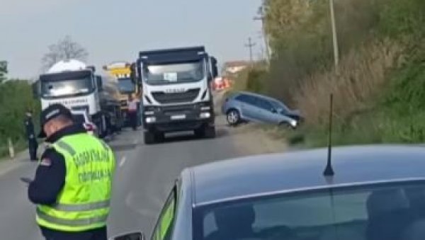 ПРВЕ ФОТОГРАФИЈЕ И СНИМЦИ НА МЕСТУ НЕСРЕЋЕ КОД БУБАЊ ПОТОКА: Сударили се аутомобил и цистерна, тешко повређен мушкарац (ФОТО/ВИДЕО)