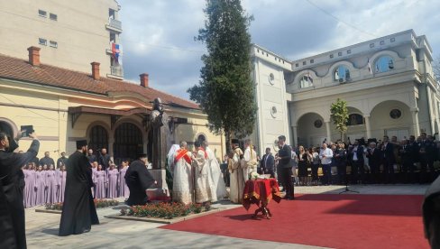 OTKRIVEN SPOMENIK PATRIJARHU IRINEJU: U porti Sabornog hrama u Nišu