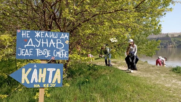 НЕ ХРАНИМО ДУНАВ СМЕЋЕМ: Новосађани данас организовано чистили обалу велике реке