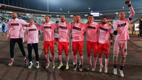 CRVENO-BELO SLAVLJE: Zvezdini fudbaler posle nove titule obukli majice sa posebnom porukom (FOTO)