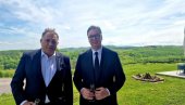 DODIK UGOSTIO VUČIĆA: Na poklon „Đedova rakija“ predsedniku Srbije (FOTO) DODIK UGOSTIO VUČIĆA: Na poklon „Đedova rakija“ predsedniku Srbije (FOTO)