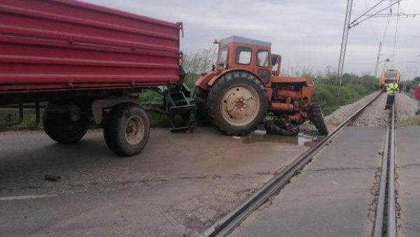 ВОЗ НАЛЕТЕО НА ТРАКТОР У СРЕМСКОМ СЕЛУ: Локомотива му одвалила предње точкове (ФОТО)