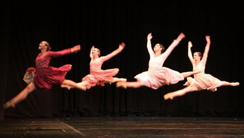 PLESALI ZA BOLESNOG LUKU: Baletska grupa BALLET MAGNIFICAT iz Misisipija nastupila u Smederevu (FOTO)