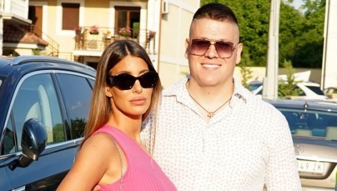 SLOBA RONI SUZE DOK U RUCI DRŽI DAMJANOVU SLIKU: Jelena podelila snimak na društvenim mrežama