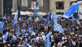 MARADONA U CENTRU SVEGA: Nestvarne scene u Napulju pred meč sezone (VIDEO) MARADONA U CENTRU SVEGA: Nestvarne scene u Napulju pred meč sezone (VIDEO)