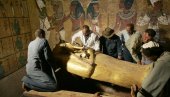 ДРЕВНЕ ГРОБНИЦЕ И РАДИОНИЦЕ: У Египту представљено благо фараонске некрополе (ФОТО)