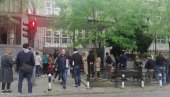ПРВЕ СЛИКЕ СА МЕСТА ПУЦЊАВЕ У ШКОЛИ: Престрављена деца плачу - стигли и родитељи (ФОТО) ПРВЕ СЛИКЕ СА МЕСТА ПУЦЊАВЕ У ШКОЛИ: Престрављена деца плачу - стигли и родитељи (ФОТО)