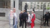 УБИЈЕН ЧУВАР У ШКОЛИ НА ВРАЧАРУ: Пуцао малолетник - повређено неколико ученика УБИЈЕН ЧУВАР У ШКОЛИ НА ВРАЧАРУ: Пуцао малолетник - повређено неколико ученика