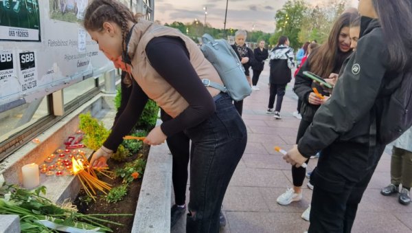 ДА СЕ НИКАД НЕ ПОНОВИ: И Нишлије жале за на страдалима у београдској школи