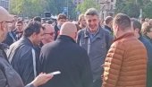 ДОК СРБИЈА ТУГУЈЕ, МИКЕТИЋ СЕ СМЕЈЕ: Срамно понашање Ђорђа Микетића на протесту