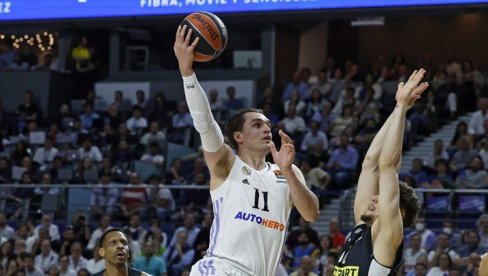 OBRADOVIĆU TEHNIČKA, HEZONJI ISKLJUČENJE: Hrvatski košarkaš se zaleteo ka sudiji (VIDEO)