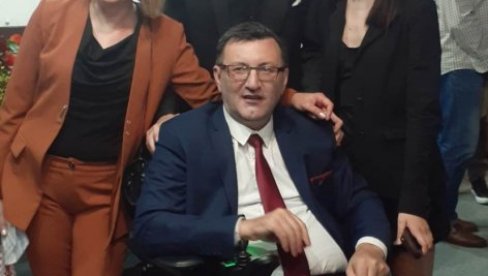 BOLEST POBEĐUJU VOLJA I NAPOR Hirurg u KBC Kosovska Mitrovica odbranio doktorat u invalidskim kolicima