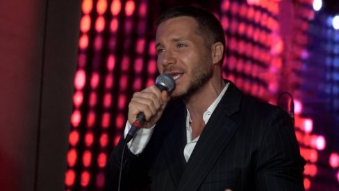 НЕКЕ ВЕЧЕРИ ЗАСЛУЖУЈУ ДА ТРАЈУ ДУЖЕ: Саша Ковачевић у дуплом сусрету са људма који га воле (ФОТО)