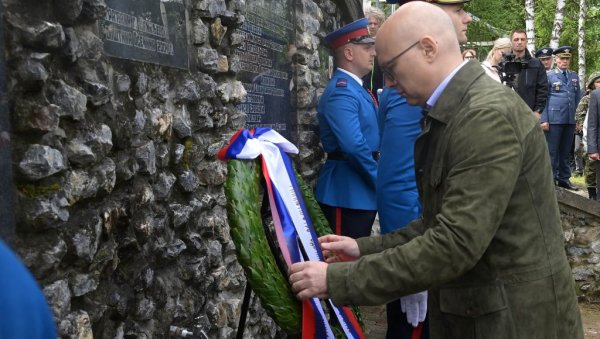 ХЕРОЈСКИ ЈЕ БРАНИО НЕБО НАД НАШОМ ЗЕМЉОМ: Министар Вучевић присуствовао Дану сећања на пуковника Миленка Павловића (ФОТО)