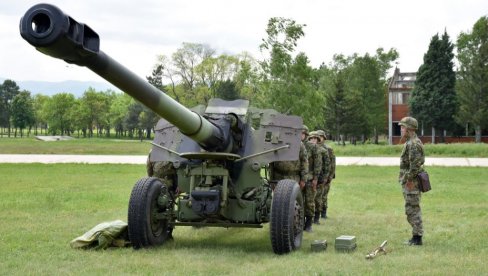 I NASLEDNICI U UNIFORMI: Dobrovoljci na služenju vojnog roka u Mešovitoj artiljerijskoj brigadi u Nišu