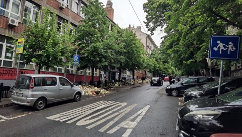 ZA DECU ILI PROTIV VLASTI? Danas je 30 dana od masakra u Ribnikaru, samo jedna žena pali sveću ispred škole, ostali idu na protest