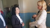 ZAHTEV DA ŠKOLU OBEZBEĐUJU POLICIJA I KFOR: Predsednica opštine Gračanica obišla školu u Ugljaru pokraj koje je sinoć pucano