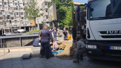 НАШЛИ ОДАКЛЕ ЦУРИ ВОДА: Екипе Водовода и канализације поново на углу Нушићеве и Дечанске улице НАШЛИ ОДАКЛЕ ЦУРИ ВОДА: Екипе Водовода и канализације поново на углу Нушићеве и Дечанске улице