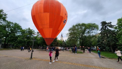 ФЕСТИВАЛ БАЛОНА У КИКИНДИ: Од четвртка до недеље летови за разгледање града ФЕСТИВАЛ БАЛОНА У КИКИНДИ: Од четвртка до недеље летови за разгледање града