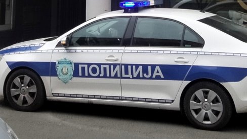 PREDNJI DEO UNIŠTEN I SMRKSAN: Saobraćajka u Novom Slankamenu, automobilom se zabio u banderu (FOTO)