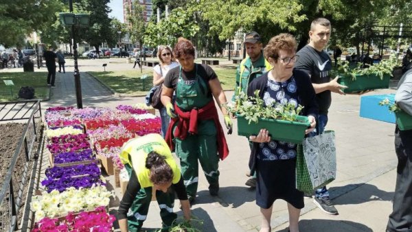 САКСИЈЕ СА ЦВЕЋЕМ НА ПОКЛОН ЈКП Обреновац прославља 70.рођендан