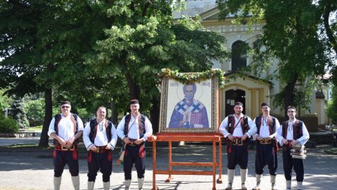 ГРАДУ КУМОВАЛЕ ЧЕТИРИ СРЕДЊОШКОЛКЕ: Кикинда је јуче прославила Светог Николу, градску и храмовну славу (Фото)