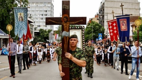 КИВОТ ВЛАДИКЕ НИКОЛАЈА КРЕНУО КА БЕОГРАДУ: Војска Србије прати и преноси ковчег